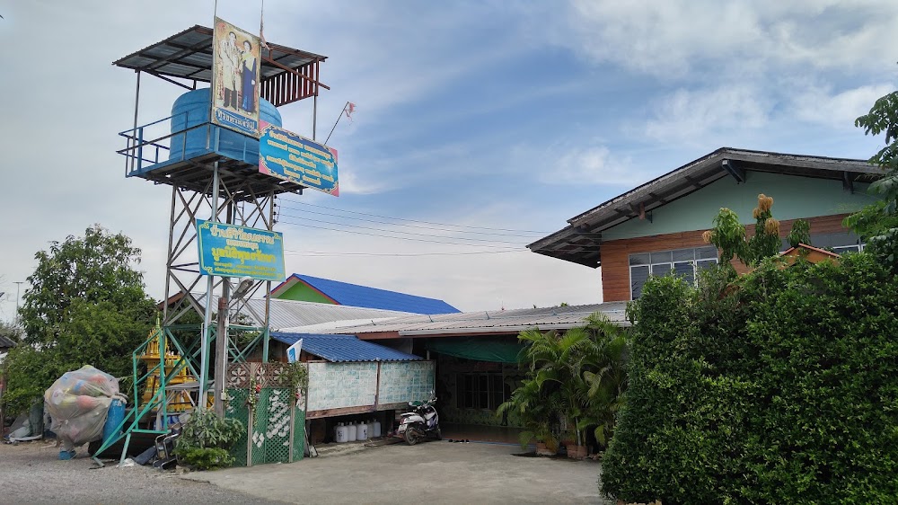 Banlang Niyomsak 1 of 6